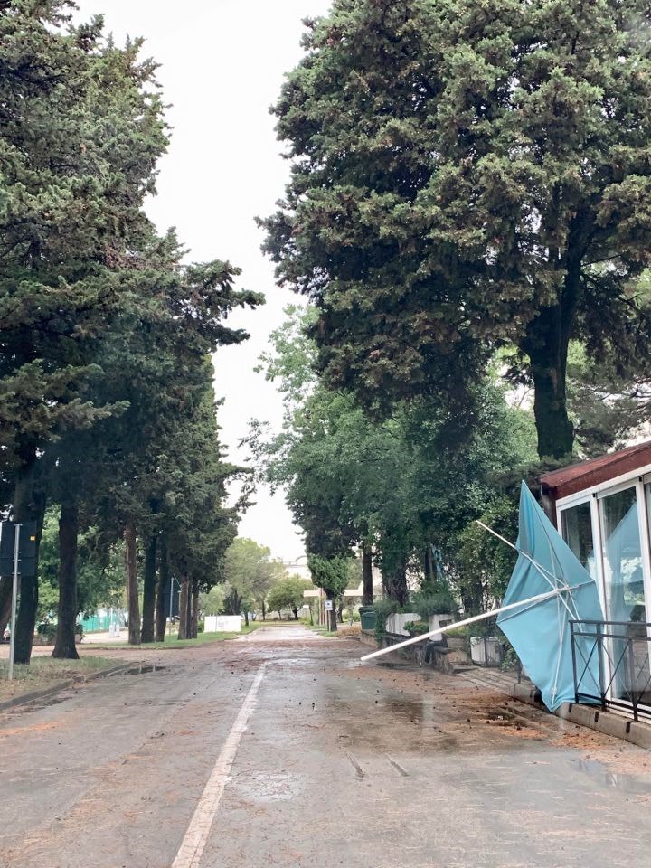 U Umagu su letjeli suncobrani, (foto: Alan Paradinovic)