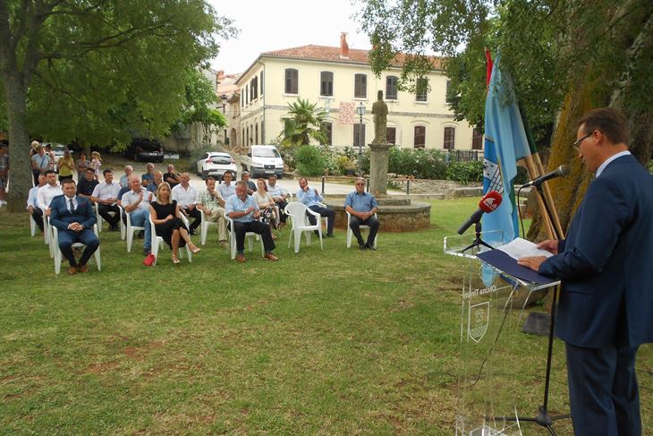 Predsjednik Općinskog vijeća Darko Banko vodio je svečanu sjednicu (Mirjan RIMANIĆ)