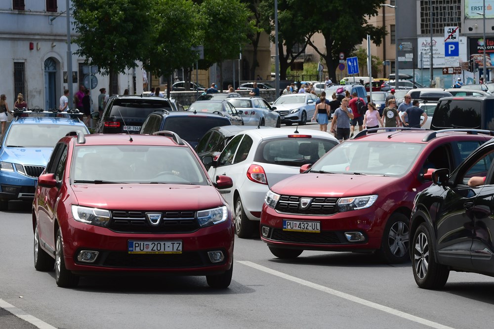 PROMET, GUZVA NA ULAZU U GRAD, PULA, 17.07.2020. SNIMIO MILIVOJ MIJOSEK  