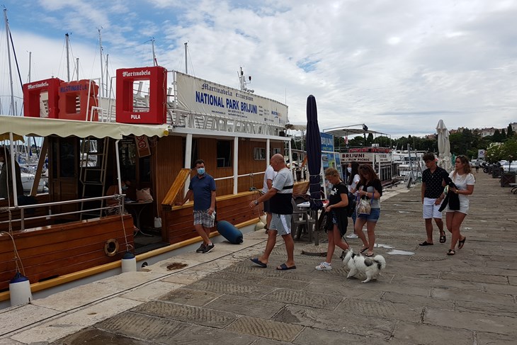 Mala grupa turista na jučerašnjem izletu (Mirjana VERMEZOVIĆ IVANOVIĆ)