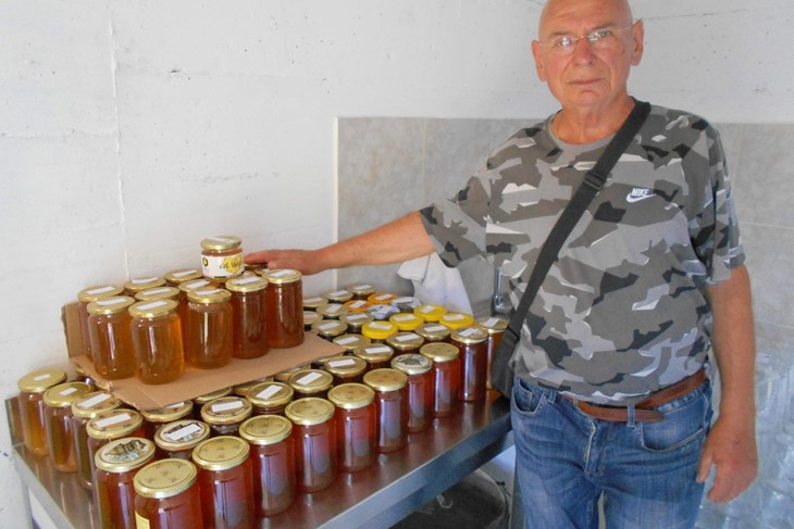 Petar Banko, predsjednik Pčelarske udruge, i 150 već doniranih teglica (D. ŠIŠOVIĆ)