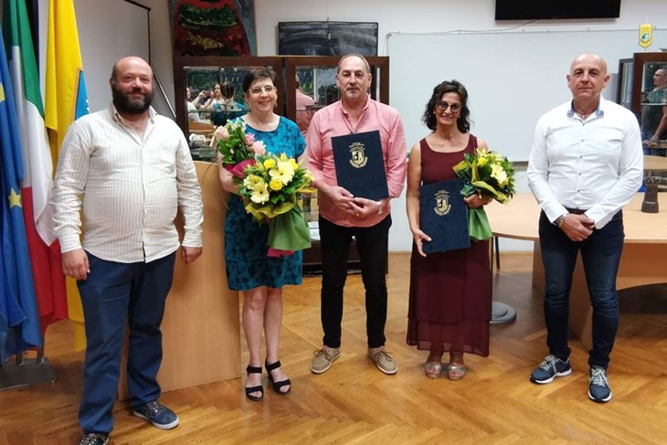 Predstavnici nagrađenih, udruge Valsanta i zbora San Martino, s načelnikom Stojnićem i donačelnikom Benčićem (C. RADOICOVICH)