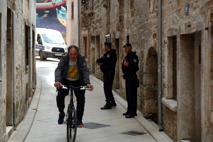 Prisutnost policije daje veći osjećaj sigurnosti stanovnicima i gostima (ARHIVA/ILUSTRACIJA)