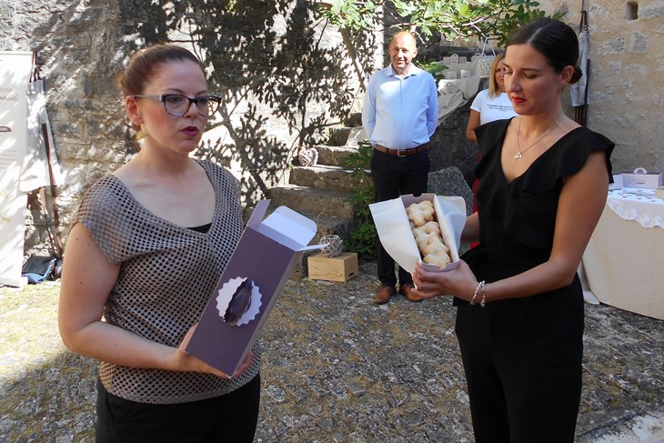 Dizajnerica Tina Erman Popović i voditeljica LAG-a Središnja Istra Iva Jekić predstavljaju kutije za pazinski cukerančić (Davor ŠIŠOVIĆ)