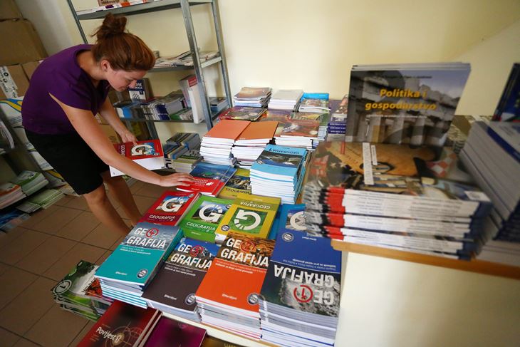 Učenici drugih, trećih i četvrtih razreda srednjih škola morat će kupiti nove knjige (Emica ELVEĐI / CROPIX)