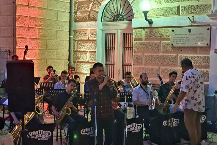 Jeunesses Musicales Jazz World Orchestra nastupio je ispred Istarske sabornice