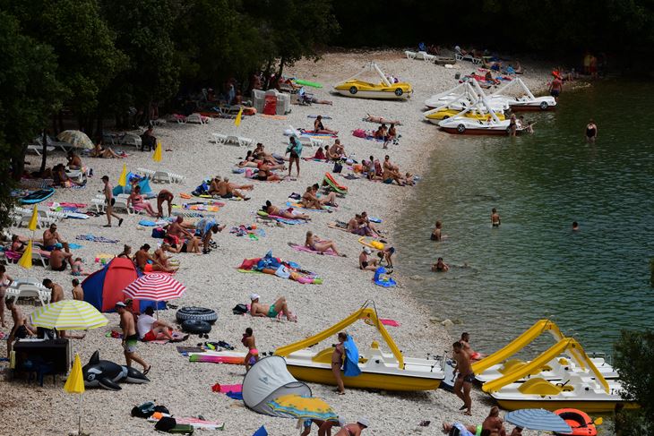 Plaža ispred hotela Croatia u Dugoj Uvali (Milivoj MIJOŠEK)