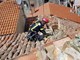 Vatrogasci skidaju oštećeni dimnjak u Rovinju (Foto Vatrogasci JVP Rovinj - Rovigno)