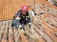 Vatrogasci skidaju oštećeni dimnjak u Rovinju (Foto Vatrogasci JVP Rovinj - Rovigno)