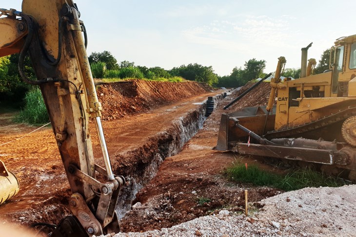 Iskopavanje trase buduće prometnice u poduzetničkoj zoni Štrpe (L. JELAVIĆ)