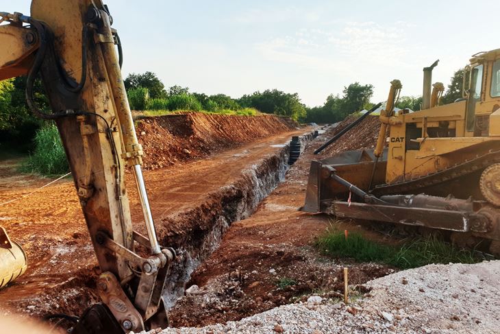 Iskopavanje trase buduće prometnice u poduzetničkoj zoni Štrpe (L. JELAVIĆ)