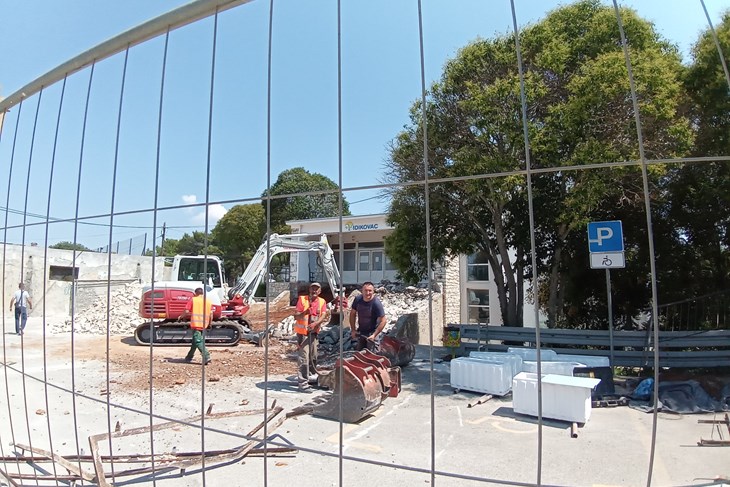 Radnici tvrtke Trako žure završiti posao do početka nastave (Duška PALIBRK)