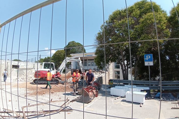 Radnici tvrtke Trako žure završiti posao do početka nastave (Duška PALIBRK)