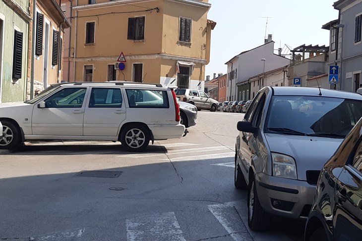 Nevjerojatno - Volvo se ispriječio i preko raskrižja i preko pješačkog