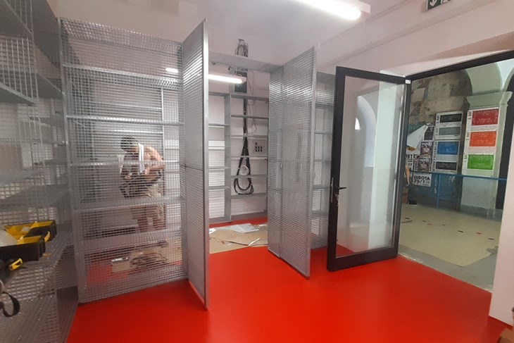Čelične rešetkaste police pridonose prozračnosti prostora (Z. STRAHINJA)