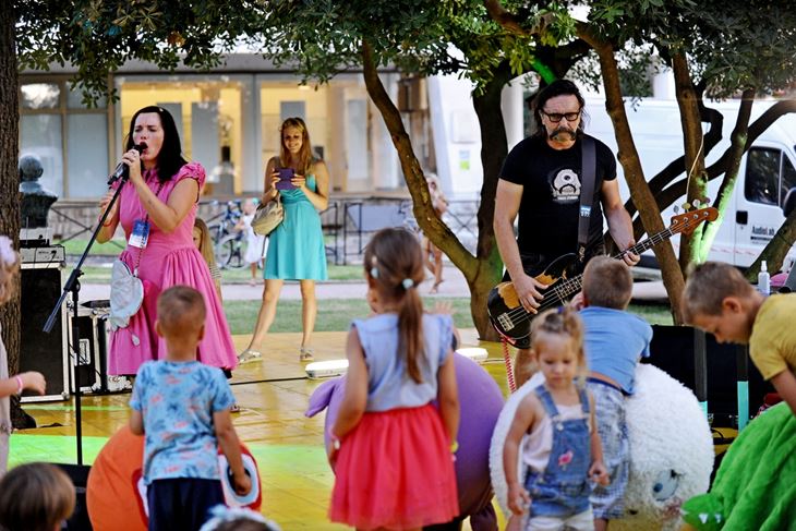 Ivanka Mazurkijević i Damir Martinović Mrle iz Leta 3 dobro su zabavili mališane (Hassan ABDELGHANI)