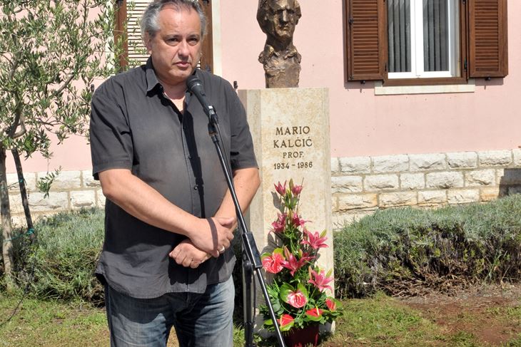 Boris Domagoj Biletić prilikom otkrivanja biste Mariu Kalčiću, istaknutom istarskom intelektualcu, promotoru zavičajnosti, publicistu, uredniku i esejistu 2014. godine (Neven LAZAREVIĆ)