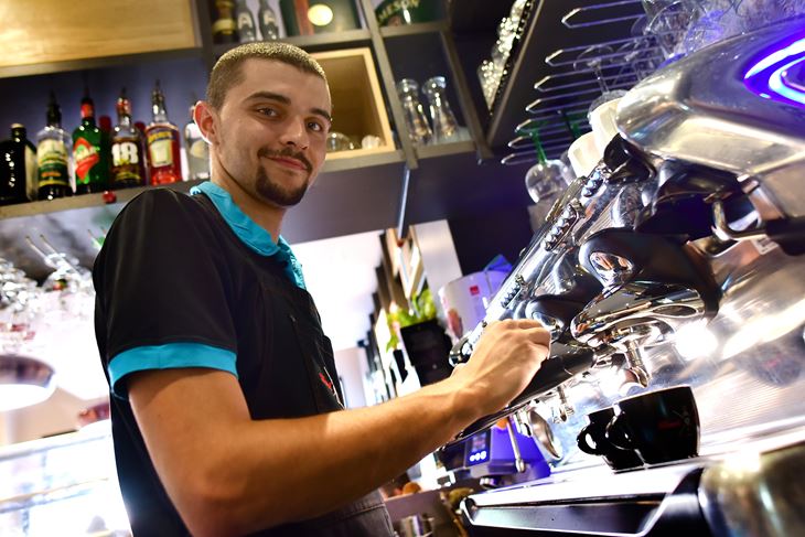 Barista Boris Nevrly iz caffe bara "Dvojka" (Duško MARUŠIĆ ČIČI)