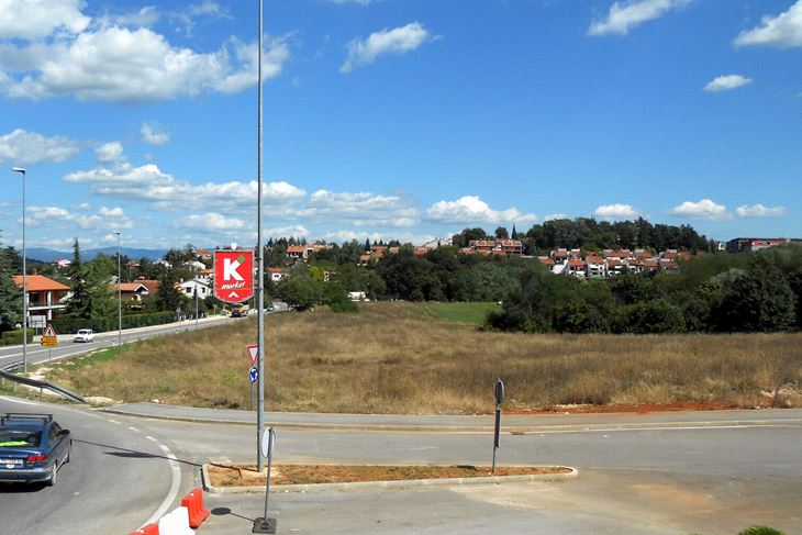 Prodaje se gradskog zemljište između benzinske postaje Petrol i pazinskog Novog naselja (Anđelo DAGOSTIN)