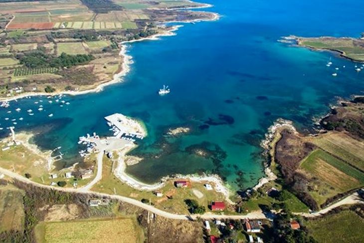 S desne strane uvale Kuje planira se izgraditi marina, a u pozadini resort s 40 vila
