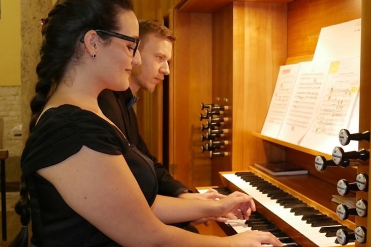 Četveroručno - Elena Roce i Krešimir Klarić (G. KRIZMAN)