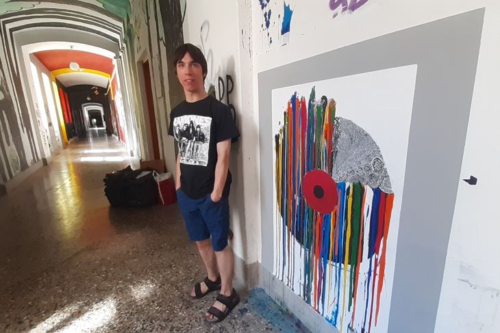 Valent Hrvatin uz svoj mural u Rojcu (Zvjezdan STRAHINJA)