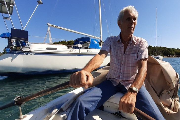 Josip Belušić i danas uz svoju vjernu jedrilicu (Zvjezdan STRAHINJA)