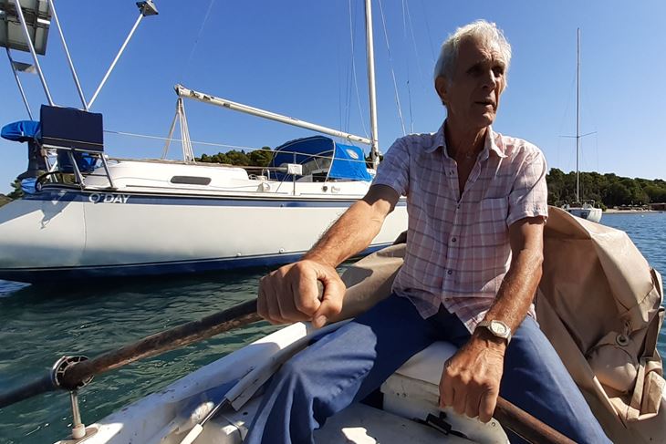 Josip Belušić i danas uz svoju vjernu jedrilicu (Zvjezdan STRAHINJA)