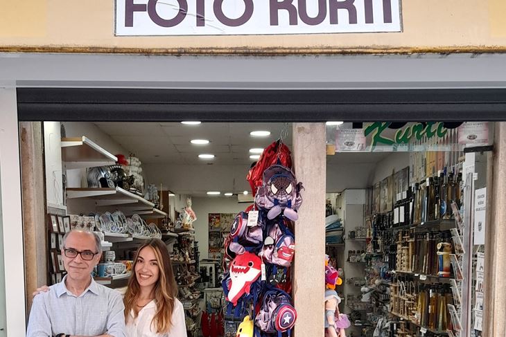 Stefan Kurti ispred foto radnje s kćerkom Marizom 