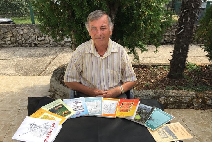 Remiđo Sošić sa svojim knjigama