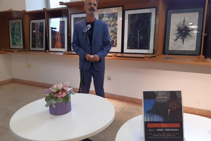 Dobre Grnčaroski pored svojih radova (Zoran ANGELESKI)