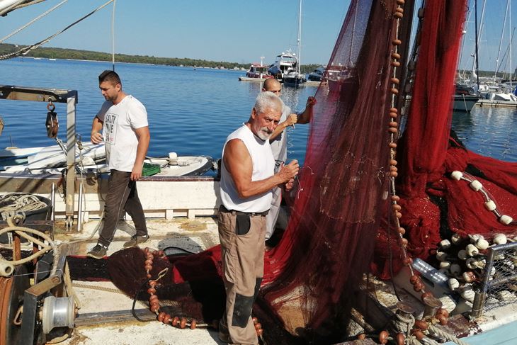 Posada s Jastoga: "Krpamo mreže za večerašnji ulov" (D. B. P.)