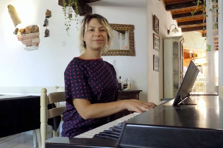 Lora Pavletić diplomirala je solo pjevanje na konzervatoriju "Giuseppe Tartini" u Trstu (G. ČALIĆ ŠVERKO)