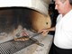 Istarski ražnjić od svinjske ladvenice peče se na gradelama na otvorenom kaminu, pred gostima (Davor Šišović)