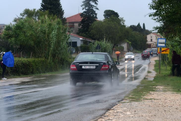 Improvizirano autobusno stajalište i prometna ulica bez pješačkih prijelaza - Škatari (Milivoj MIJOŠEK)