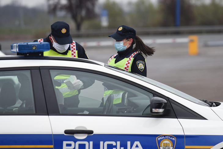CaptionKarlovac, 240320. Karlovacka policija na naplatnoj postaji u Karlovcu kontrolira ulaske i izlaske gradjana zbog odluke o ogranicavanju kretanja. Foto: Robert Fajt / CROPIX