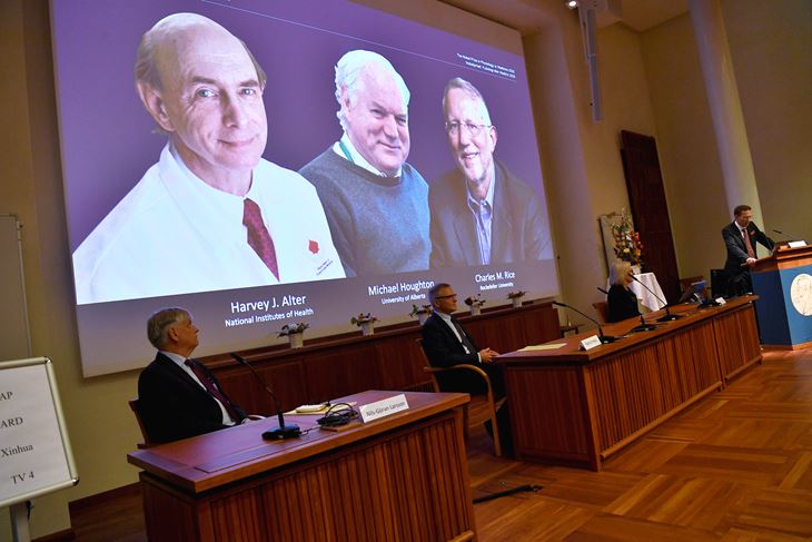 SWEDEN NOBEL PRIZE IN PHYSIOLOGY OR MEDICINEepa08721714 Thomas Perlmann (R), Secretary of the Nobel Assembly at the Karolinska Institut and of the Nobel Committee for Physiology or Medicine, announces the winners of the 2020 Nobel Prize in Physiology or Medicine during a press conference at the Karolinska Institute in Stockholm, Sweden, 05 October 2020. (L-R) on the screen are Harvey J.?  Alter, Michael Houghton and Charles M?  Rice, the three laureates who win the 2020 Nobel Medicine Prize. EPA/Claudio Bresciani / POOL SWEDEN OUT