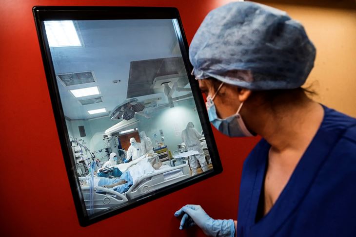 ITALY PANDEMIC COVID19 CORONAVIRUSepa08377544 Doctors and nurses wearing protective equipment work in the COVID-3 level intensive care unit, treating COVID-19 patients, at the Casal Palocco hospital near Rome, Italy, 22 April 2020. EPA/ANGELO CARCONI