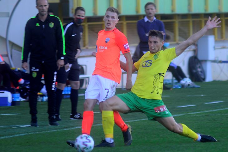 Luka Hujber praćen budnim pogledom Fausta Budicina (Dejan ŠTIFANIĆ)