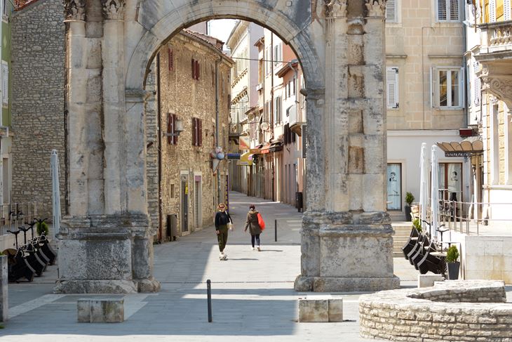 PULA, 25.04.2020. - SUBOTNJA SETNJA, DIR PO GRADU, KORONA
PORTARATA
Snimio Neven LAZAREVIC




