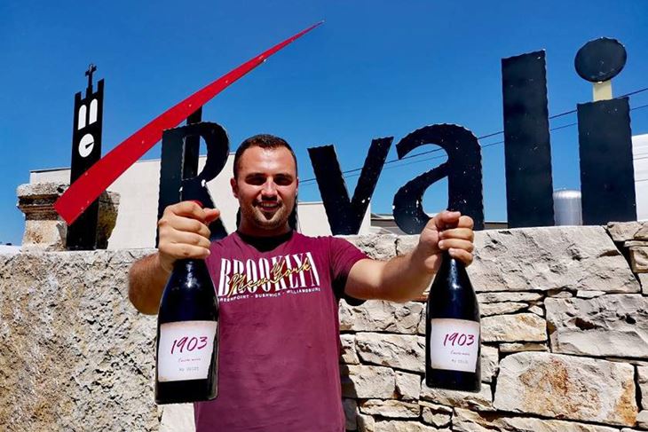 Francesco Ravalico s vinom kojim je "s desetkom položio ispit" pred familijom (FOTO: Vina Ravalico)