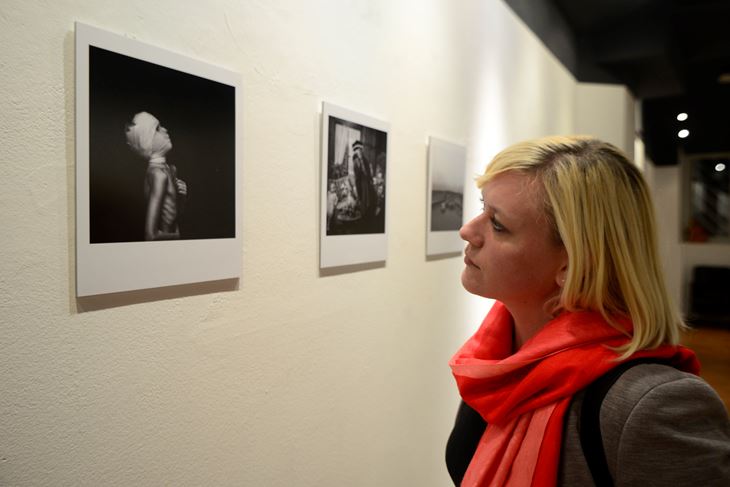 S izložbe koja donosi polaroide koje je autor naknadno skenirao i uvećao (Dejan ŠTIFANIĆ)