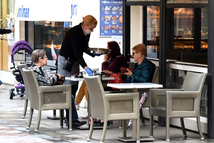 EPIDEMIJA KORONAVIRUSA, POPUSTANJE MJERA, OTVORENI KAFICI, PULA, 11.05.2020. SNIMIO MILIVOJ MIJOSEK