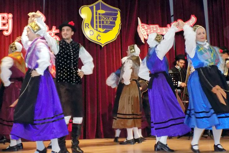 Folkloraši riječke "Bazovice" (G. Č. Š.)