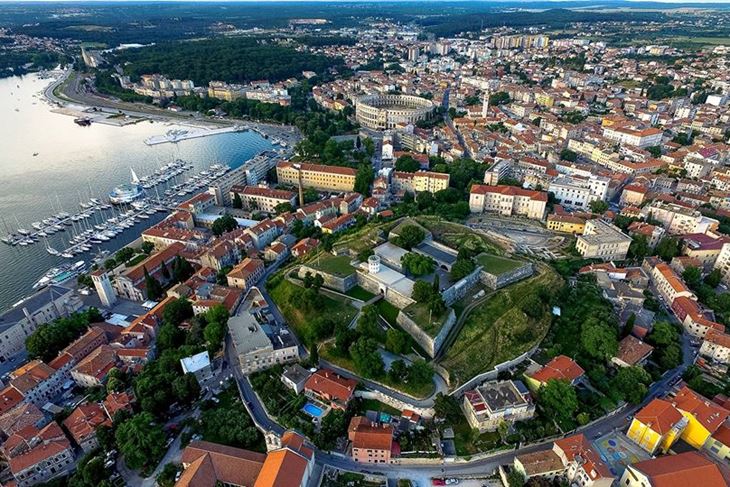Panorama Pule, u prvom planu Kaštel (Foto Pulska svakodnevica)