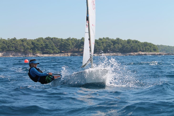 NEDOSTIŽNA U KLASI OPTIMIST - Ema Grabar