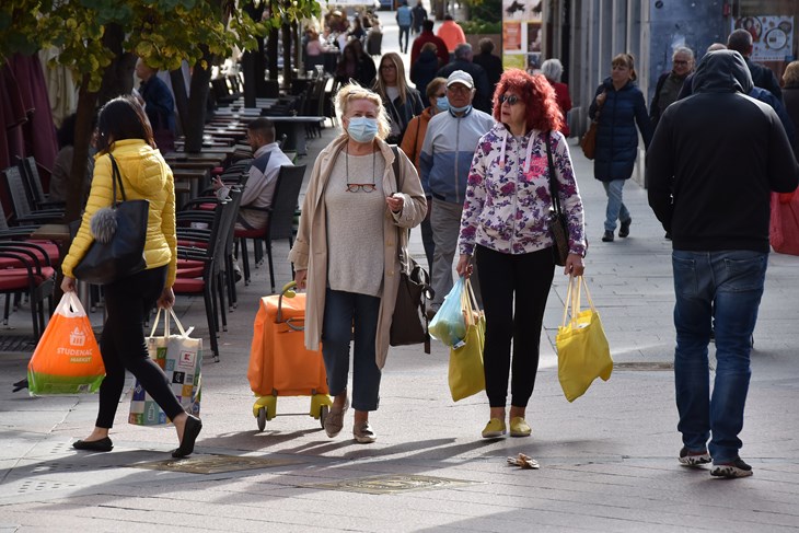 Osobe oslabljenog imuniteta trebale bi izbjegavati boravak u zatvorenim prostorima gdje boravi puno ljudi (Snimio Duško Marušić ČIČI)