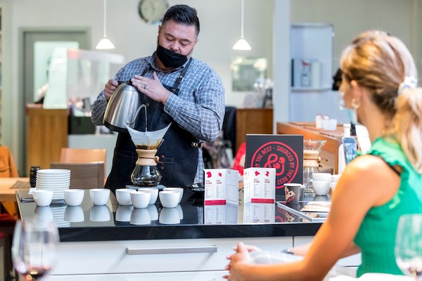 Domagoj Trusić priprema specialty kave filter metodom (Foto by JRE Hrvatska)