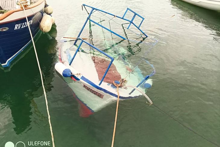 Izvlačenje potopljene barke u Rovinju (FOTO JVP Rovinj)
