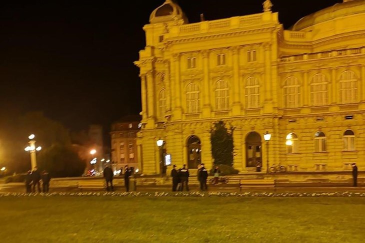 Prostor ispred HNK nakon policijske racije (Foto Jutarnji list)